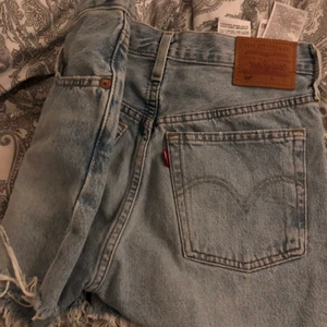 Shorts  - Säljer en del shorts! Levis shortsen är i storlek W25, de randiga är i 34 och de vita i 36 💓💓 40 kr st💓💓