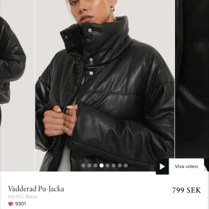 Skinnjacka nakd - Intressekoll på min fina vinterjacka från nakd. Jag har för många vinterjackor som liknar varandra, därav skulle jag kunna tänka mig att sälja denna vid ett bra bud. Den är använd men precis som nyskick, riktigt snygg, skön och trendig. Nypriset är 800kr💖kan skicka fler bilder privat om det önskas☺️köpare står för frakt 