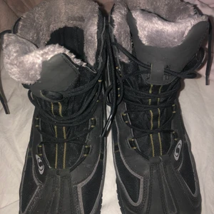 Oanvända salomon kängor - Ett par oanvända salmon kängor, Vattentäta och bra grepp. Pris kan diskuteras.