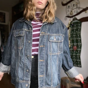 Vintage jeansjacka - Jeansjacka som passar alla beronde på hur en vill att den ska sitta. Storlek xxl men jag brukar ha small så beror helt enkelt vilken passform en vill ha. Perfekt som vårjacka!