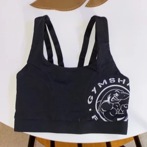 Gymshark sport-BH - Helt ny sport-BH från Gymshark. Säljes pga för liten storlek. Det är en storlek xs men skulle säga att den är väldigt liten för storleken!