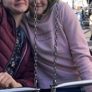 Rosa Hoddie - "Du er ikke alene" hoddie från Gina med luva i medium passar även S bra. I tjockt material och mysig lurvig inuti. Väl använd men kvaliteten är oförändrad. Den är ljusare rosa än vad som visas på bilderna. Köpare står för frakten. Kontakta mig om du är intresserad :)