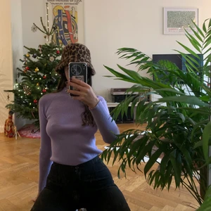 Lila tröja 💜 - Världens skönaste finaste tröja 💜💜 nyskick! Väldigt stretchig i tyget så passar även S och L. Hämtas i malmö eller fraktas :) 