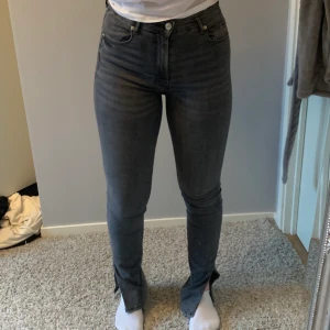 Zara jeans slits - Jeans med slit säljes. Fint skick! Från zara
