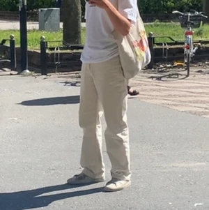 Weekday ”Rowe” Jeans - Vit/beige jeans i modellen rowe. Storlek 31/32, mycket fint skick! 