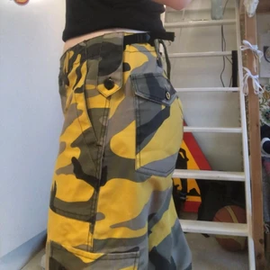 Camo byxor - 💛Gula Camobyxor!💛 dessa byxor är supercoola och kan verkligen spica upp alla outfits o plagg man har de med. Jag får tyvärr inte användning för de längre och väljer därför att sälja de. Byxorna är i bra skick(kan ses annars tillkommer frakt)