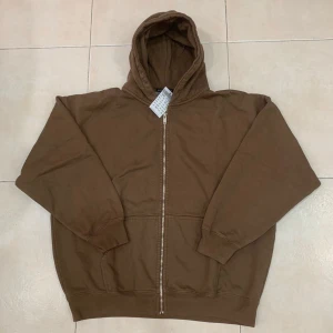 bramdy melville christy/carla hoodie - super trendig och ganska svår att få tag på, denna oversized hoodie är ett måste! new conditon/perfekt skick. BUD: 600kr plus spårbar frakt via post nord (63kr) 