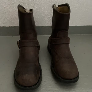 Johnny bulls - Ett par Johnny Bulls i storlek 36, medelhöga. Det är lite slitna och där av det låga priset