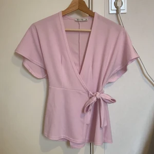 Omlott Topp  - Topp ifrån NLY ONE i mycket bra skick och bara använd ett fåtal gånger. Plagget är i storlek XS men skulle säga att den även kan passa som S då modellen är justerbar. 