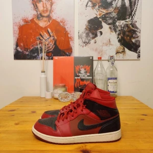 Jordan 1 retro team red black  - Skit bra skick bara minsta lilla creasingen. Köpta 2017. Köp nu för 1500 eller lägg en bud i kommenterarna. Lådan finns tyvärr ej kvar. Högsta bud: 700