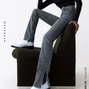 Zara jeans  - Säljer mina gråa Zara jeans! De är i bra skick men lite små i storleken så de skulle också passa en 36a. Det är lite slita där nere men inget som är märks eller är fult. Om ni undrar nåt mer är det bara att skriva till mig privat! Ny pris 359