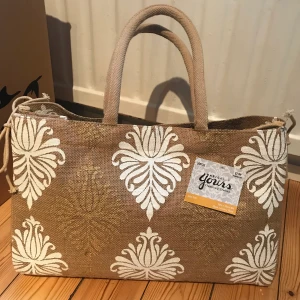  Fin väska - En ny väska, 25 x 41 x 15cm. Kan leverera i Västerås/ Enköping/ Stockholms område. 