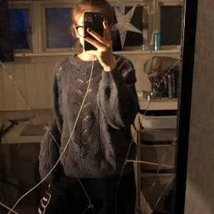 Stickad tröja - Säljer denna fina tröja från lager 157 då den ej kommer till användning. Skriv om du har några frågor, svarar så fort jag kan 💕