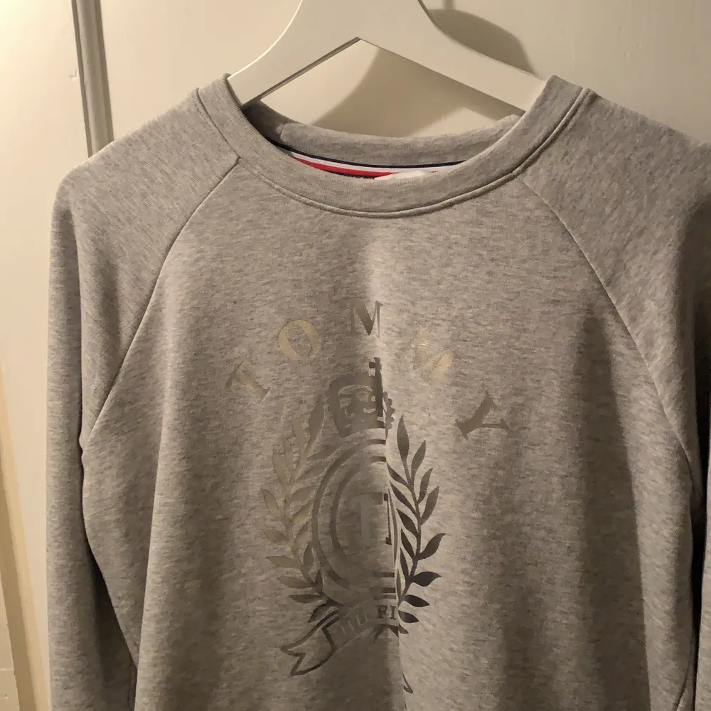 grå Tommy hilfiger sweatshirt, som aldrig använts🥰 Lite oversize. Köpt för ca 800. Pris är inte satt. Tröjor & Koftor.