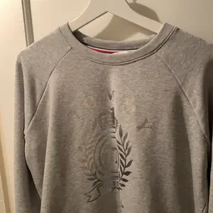grå Tommy hilfiger sweatshirt, som aldrig använts🥰 Lite oversize. Köpt för ca 800. Pris är inte satt
