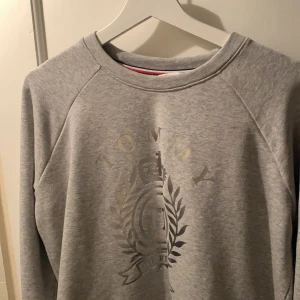 Tommy hilfiger - grå Tommy hilfiger sweatshirt, som aldrig använts🥰 Lite oversize. Köpt för ca 800. Pris är inte satt