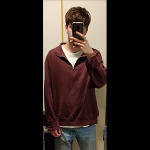 Zip Up tröja - Vinröd Zip Up tröja från bershka. Är i gott skick och har endast används ett fåtal gånger