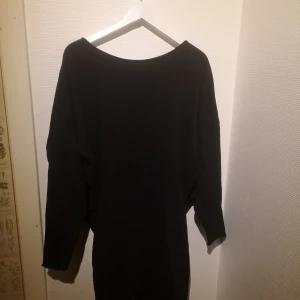 Svart klänning från Aimn - Svart klänning med öppen rygg som man kan knyta på olika sätt, köpt för flera år sedan men bara använd 5 gånger. Här är en bild på klänningen på:https://encrypted-tbn0.gstatic.com/images?q=tbn:ANd9GcS2mnr9ZKNRoSf60Cp6aXwugY5u4sDJpYGniQ&usqp=CAU 