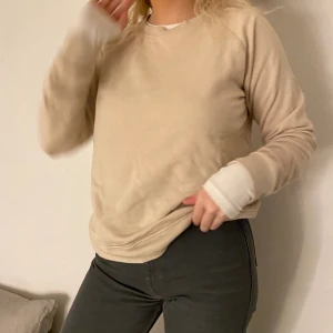 Sweatshirt beige  - Beige sweatshirt från BikBok köpt för något år sedan men inte använd mycket. Storlek S