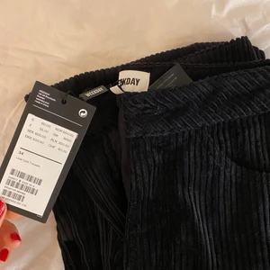 Weekday raka manchester byxor - Manchester byxor från Weekday, strl 34 oanvända med prislapp kvar! Jag är 175 cm 💖 ord. Pris 600kr