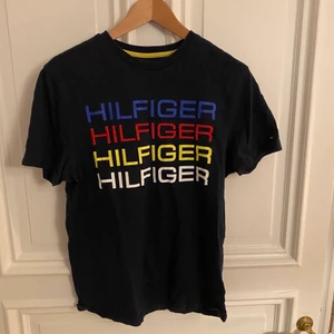 Tommy hilfiger t-shirt - Hilfiger t-shirt köpt i USA, knappt använd och i väldigt bra skick. 