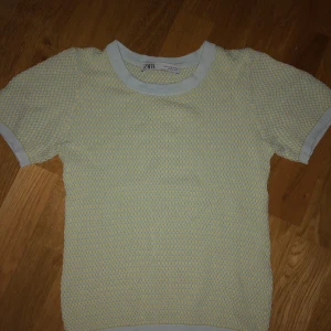 Zara tröja - Trendig tröja i tjockare material från Zara använd fåtal gånger. Storlek M med stretchigt tyg! Snygg till allt! Kan mötas upp i Sthlm stad annars kostar frakt❤️