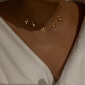 X03. Jättefint halsband i guld med stjärnor. Det är de översta halsbandet på den andra bilden. Glöm inte att 10% av vinsten går oavkortat till organisationen kvinna till kvinna.