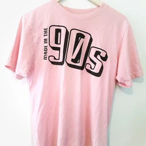 Vintage 90s Tisha  - Babyrosa tisha med svart tryck ”Born in the 90s” 😍💘 trycket är sådär fint vintage charmigt småslitet ni vet Storlek S men väldigt oversized, den är mer som en M-L 150kr inkl frakt!