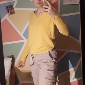 Senapsgul tröja - Strechig varm långärmad tröja från Cubus. Den funkar att ha på framlänges och baklänges, kan alltså göras om från v-vingad till u-ringad och off-shoulder. Storlek xs men den väldigt stor och strechig, jag själv är medium. Tröjan är i fint skick, ksk något nopprig.    Köpare står för frakt. Skriv till mig om du är  intresserad. 