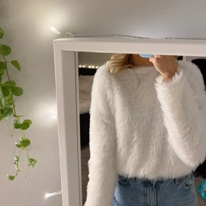 Vit fluffig tröja - Tröja från Zara, använd endast en gång 🧚🏽‍♀️