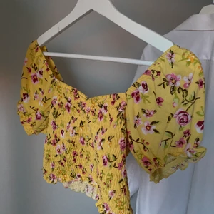 Blommig topp - Topp från newyorker som inte kommer till användning. Endast använd 1 gång. Frakt tillkommer💛 skriv för fler bilder