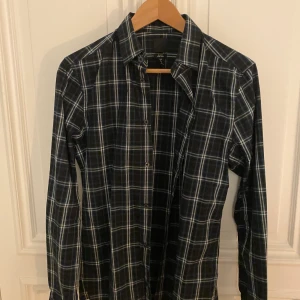 Skjorta - Snygg skjorta från HM. Snygg att ha över en t-shirt eller tröja. 