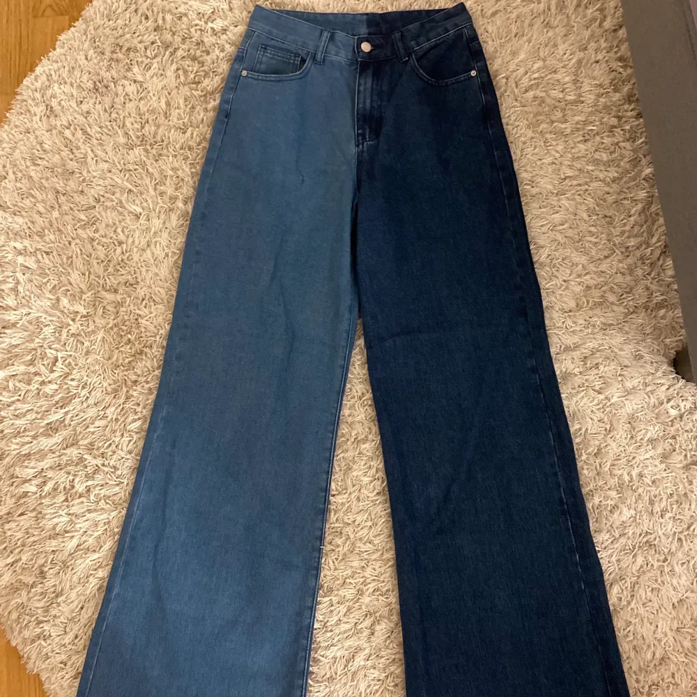 Trendiga jeans i split dye med två olika nyanser av blå. Helt oanvända och säljs då de är för stora. Passar xs-s beroende på hur man vill att de ska sitta.. Jeans & Byxor.