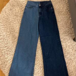 Trendiga jeans i split dye med två olika nyanser av blå. Helt oanvända och säljs då de är för stora. Passar xs-s beroende på hur man vill att de ska sitta.