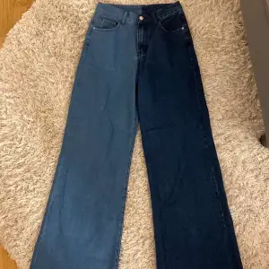 Trendiga jeans i split dye med två olika nyanser av blå. Helt oanvända och säljs då de är för stora. Passar xs-s beroende på hur man vill att de ska sitta.