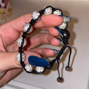 En av mina favoritarmband, ett armband med jättefina pärlor / stenar, skiner jättefint och är helt nt köpte 2 likadana väljer och sälja ena