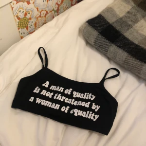 Statement topp - Svart topp/bh med text frampå✨🧡