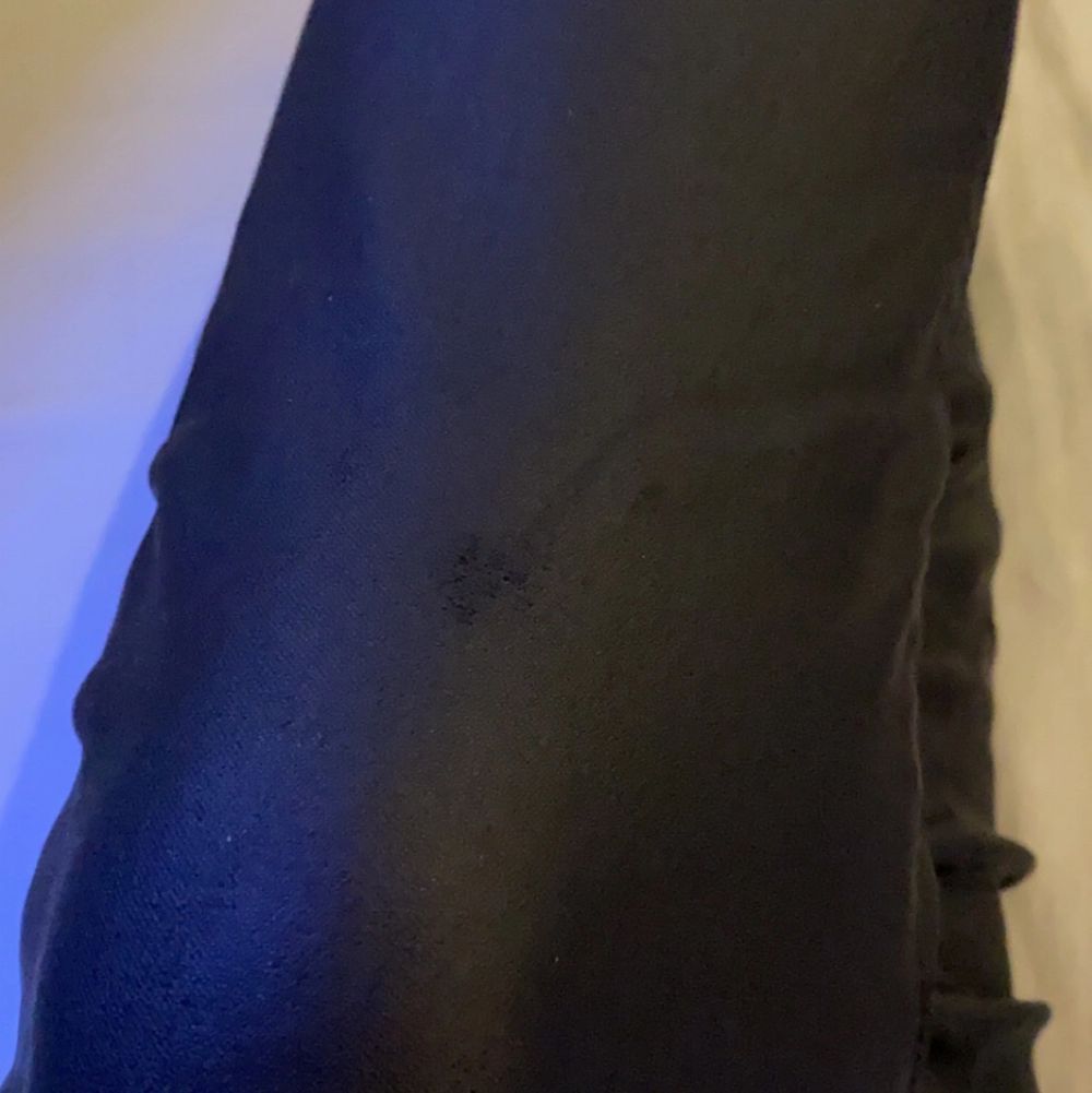 säljer mina jätte fina skinnjeans från HM som inte säljs längre. Byxorna sitter jättefint men säljer dem pågrund av att dem inte passar min stil längre. Har en skada på knäskålen som endast syns om man lyser eller kollar nära. Den andra skadan är på bakfickorna där sömmarna har lossnat. (skriv privat för fler bilder eller om du har frågor) ☺️. Jeans & Byxor.