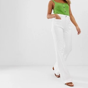 Vita Flare Jeans - Vita Flare jeans köpta från Asos men märket är Pimkie. Säljer för billigare pris på grund av kaffefläckar längst ner på byxorna. (Bara på ena sidan) Storlek 38. 