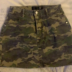Jeanskjol i camo  - Jeanskjol i camoflage. Helt oanvänd. Storlek xs-s