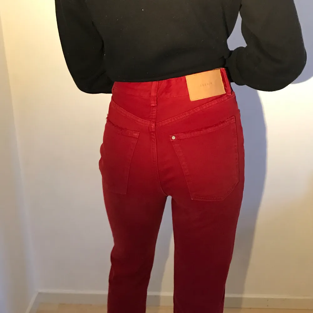 Ganska långa röda raka jeans! Fett balla byxor! Modellen på jeansen heter vintage fit. (Dom är oandvönda, säljer pga beställde två stycken i olika storlekar för att testa, o han inte skicka tillbaka dessa!). Jeans & Byxor.