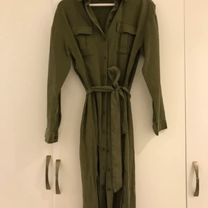 Lång skjortklänning - Säljer eftersom att jag inte har någon användning för det längre🤗 skulle passa 38, använd 1 gång.