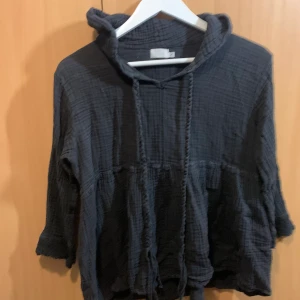 Superfin blus - Svart blus med luva, kan skickas mot fraktkostnad 🚚 stel L men mer som M