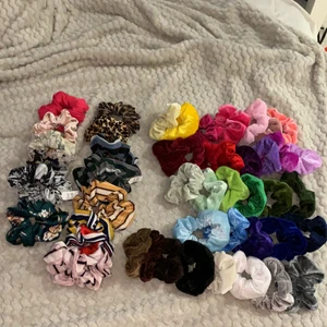 Sqrunchies - Säljer nu ALLA dessa fina sqrunchies😻 jag hade en period där jag köpte sånna här hela tiden men just dem här har aldrig blivit använda & därför säljer jag dem! ✨ passar lika bra att ha runt handleden som i håret🦋 alla på bild två säljes för 10kr/st & alla på bild tre för 20kr/st🌸