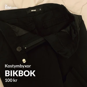 Kostymbyxor /bikbok - Aldrig använd . Passar som S 