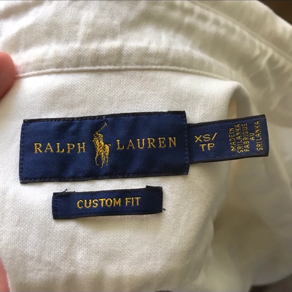 Supersnygg skjorta från Ralph lauren. Strl xs men passar mig som brukar ha s/m enligt bilderna 😊✨. Skjortor.