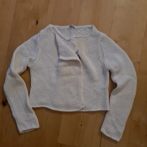Stickad kofta - Säljer en helt ny stickad kofta i kort modell med tryckknapp från Gina Tricot. Strl M. 50kr