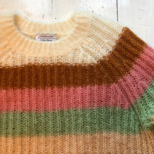 Stickad tröja &otherstories - Näst intill oanvänd stickad tröja från &otherstories i 80% ull, varav 24% mohair