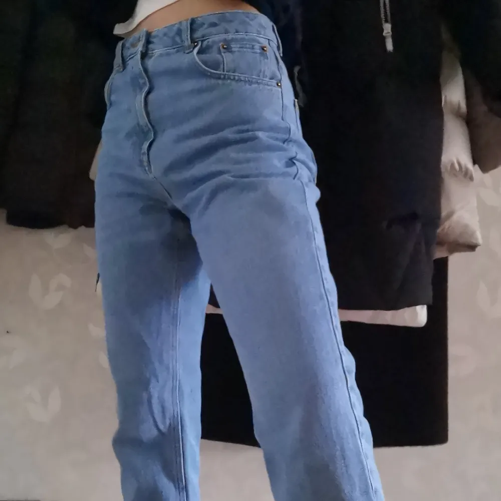 Säljer ett av mina bästa par jeans från NAKD, sparsamt använda :)) De är högmidjade och passar överallt för mig som är 173 o oftast har strl 36/S, skriv dm om ni har fler frågor :) pris exklusive frakt! . Jeans & Byxor.