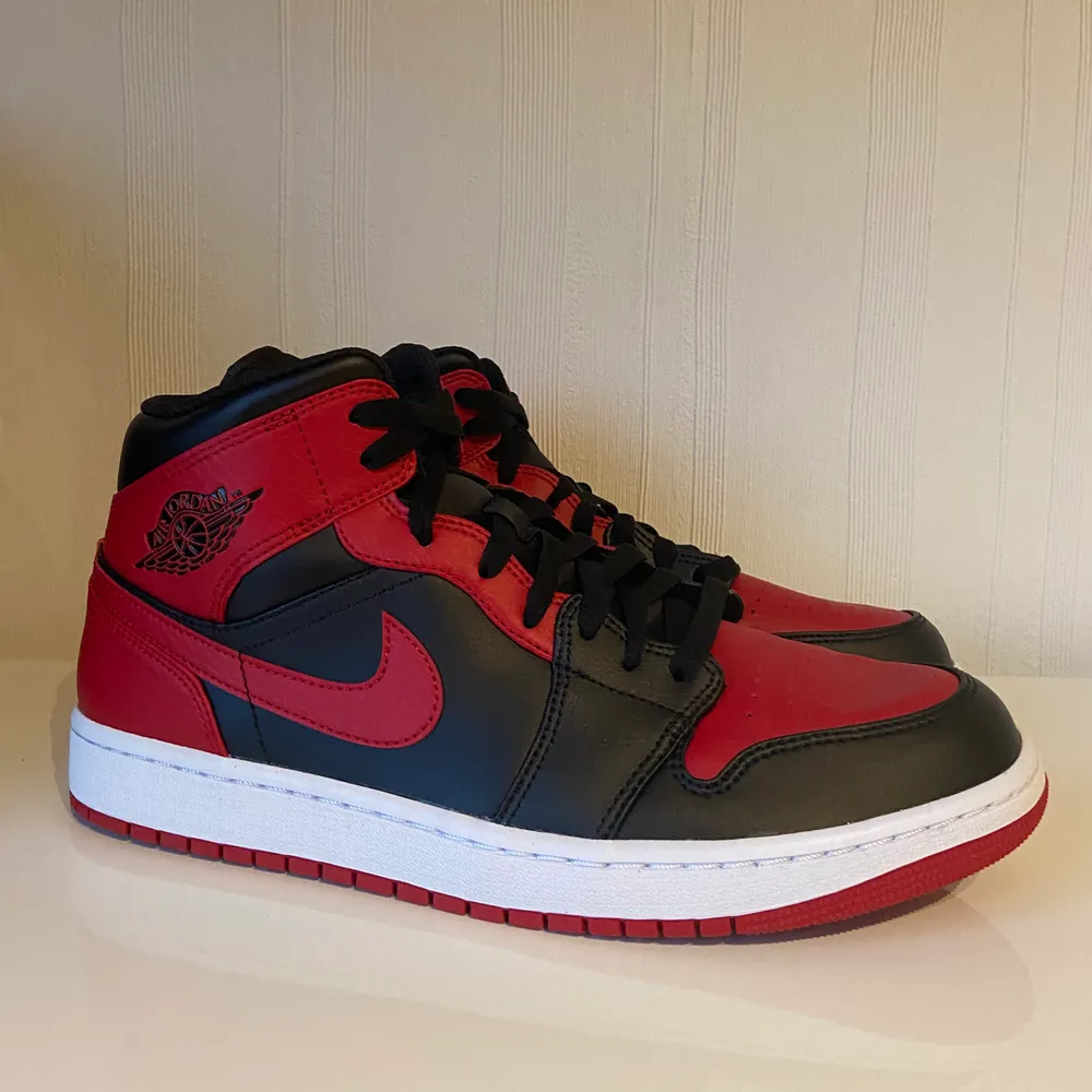 Nike Air Jordan 1 Banned (2020) har två par i storlek 38  för 1500kr Cond DSWT  📦 Box finns Vid frågor skicka ett dm👍 Har även en del Vintage tröjor som ni kan hitta på min profil🥰. Skor.